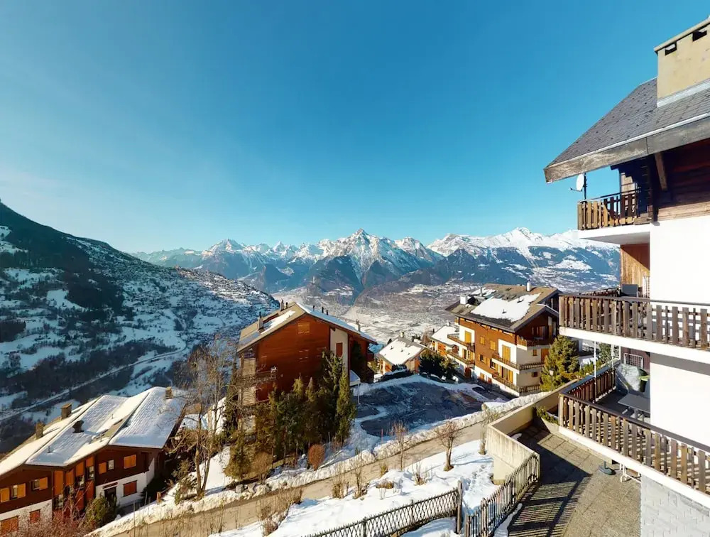 Apartment With Balcony and Mountains