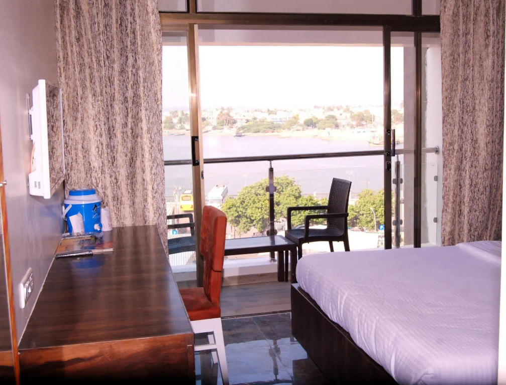 Hotel Apaar with Sea Face Garden Restaurant
