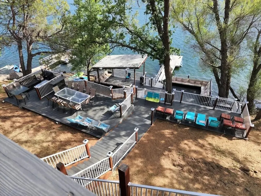 562 Massive 8 Bedroom on the Lake