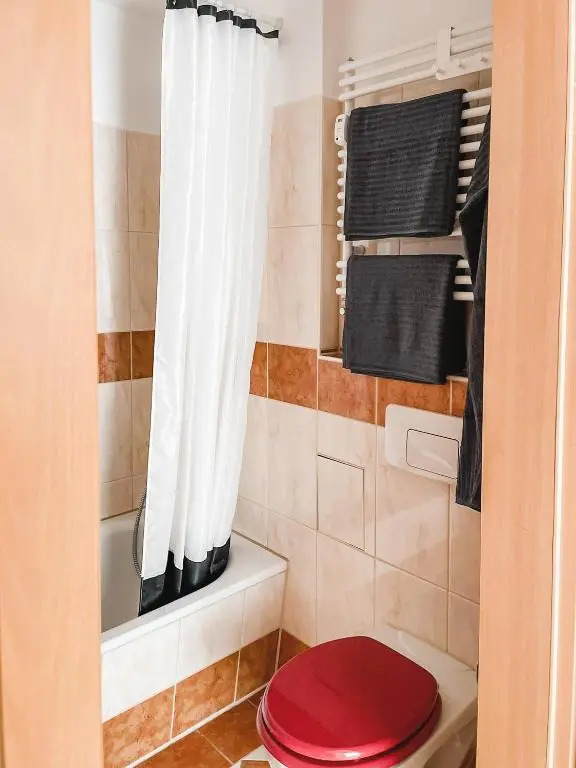 Schöne Wohnung, eigene Terrasse, privater Parkplatz, Wi-Fi, Waschmaschine, 3P