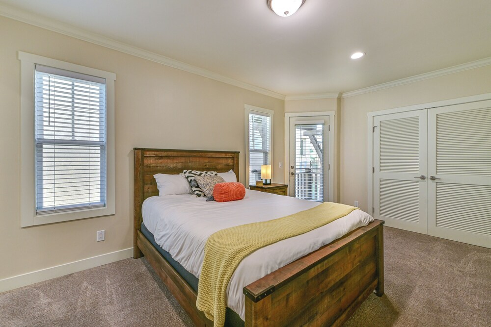 Stroll to Shore: Oceanside Condo w/ Hot Tub Access