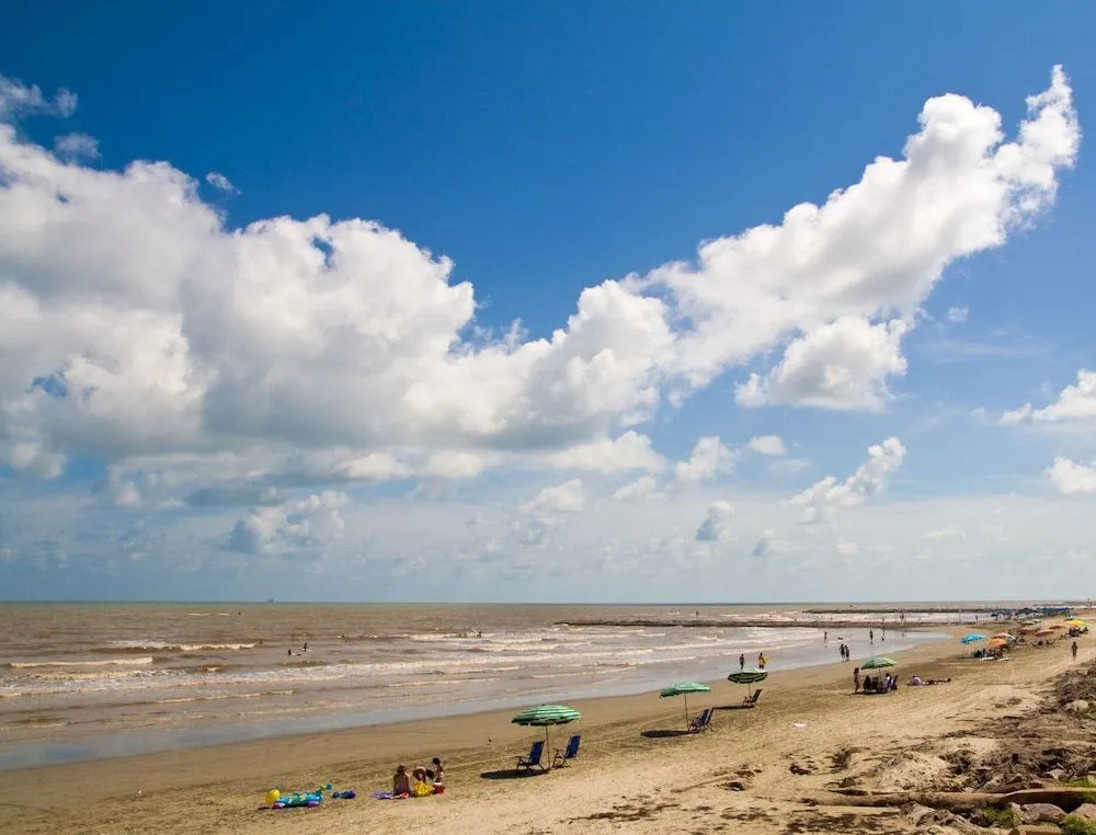 Beach-View Galveston Seawall Condo - 2 Br condo by RedAwning