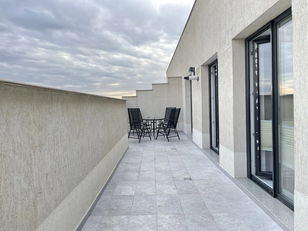 4 Room Penthouse Terrace W18-W19