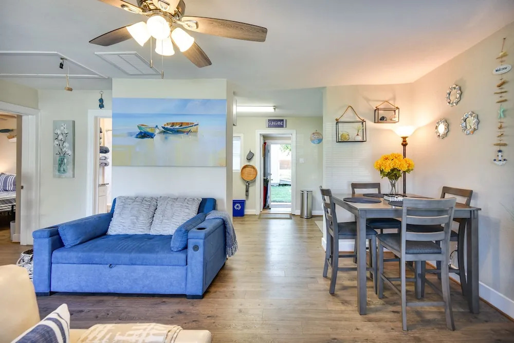 Hampton Home w/ Grill < 1 Mi to Beach!