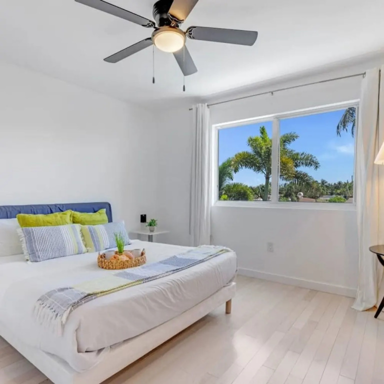 Luxe Lakefront Mansion Waterfront, Pompano Beach