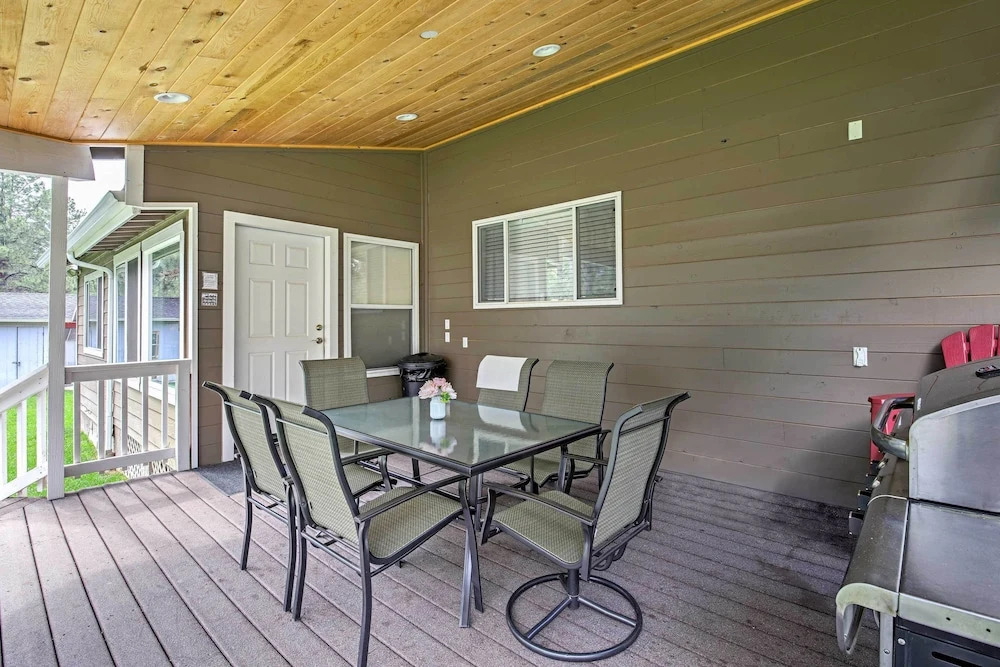 Game Room, Yard, Deck & Fireplace: Lakeside Home