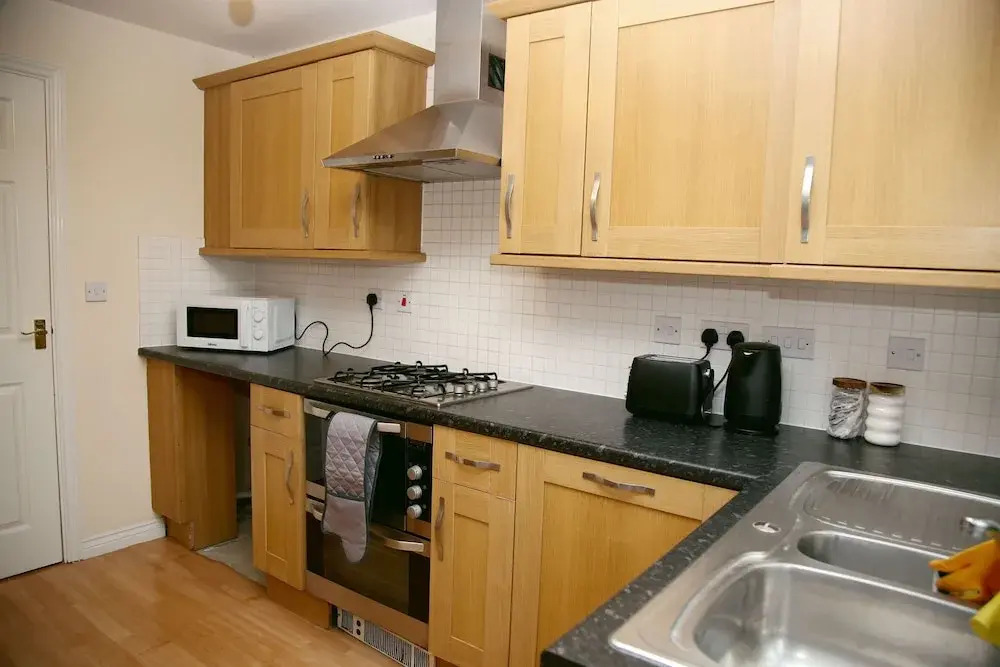 8 Guests - 4 Bedrooms - Parking - Garden