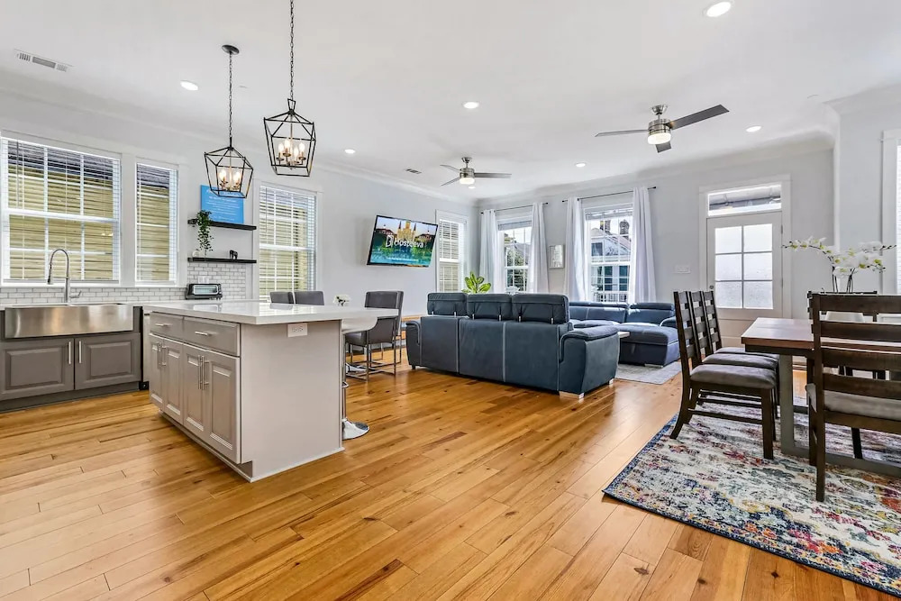 Chic 4 BR Condo - Large Pool - Perfect Location