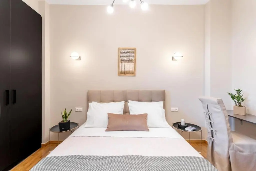 Deluxe 3-BDRM Urban-industrial Apt at Acropolis