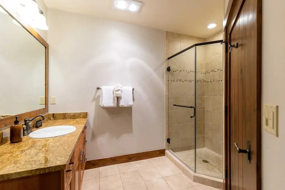 Twin Chutes by Avantstay Beautiful Ski in Ski out Condo w/ Access to Hot Tub & Gym