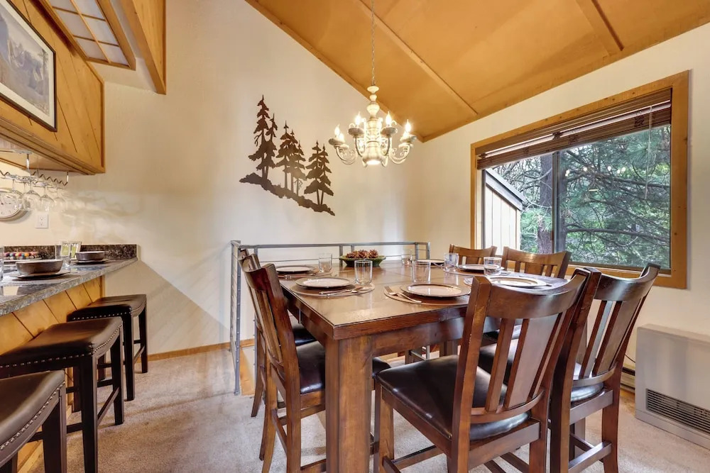 1 Mi to Shaver Lake! Family & Couples Condo