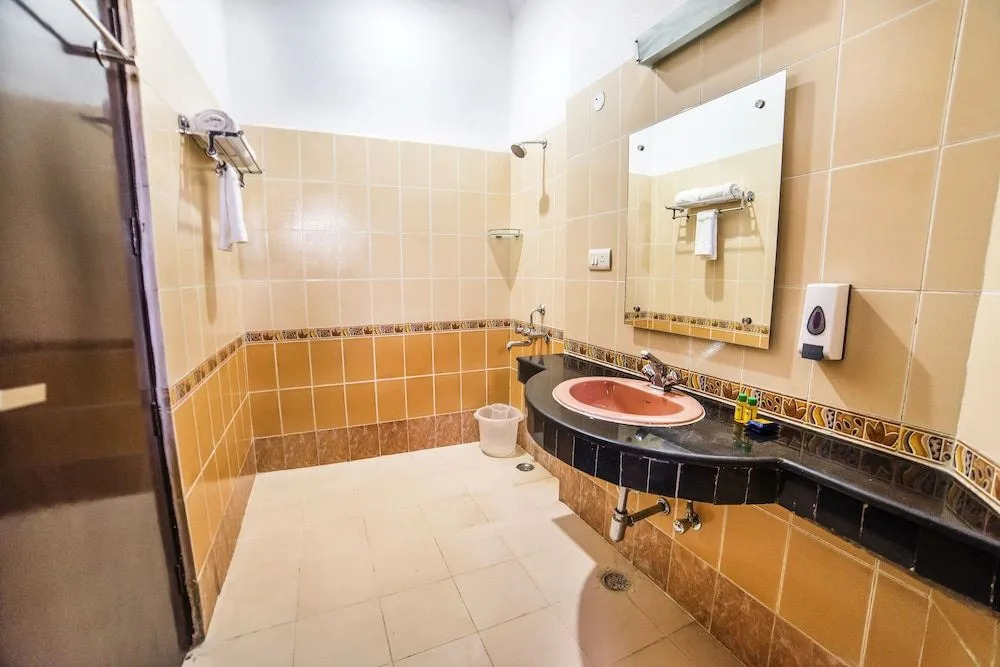 FabHotel Gurgaon 6