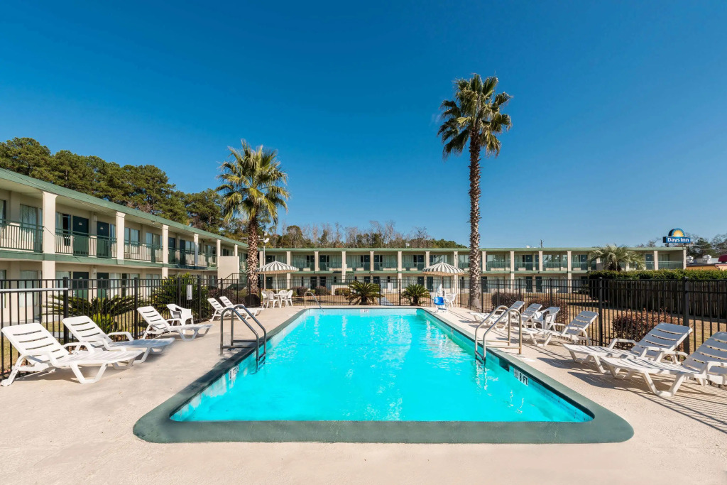 Days Inn by Wyndham Richmond Hill/Savannah