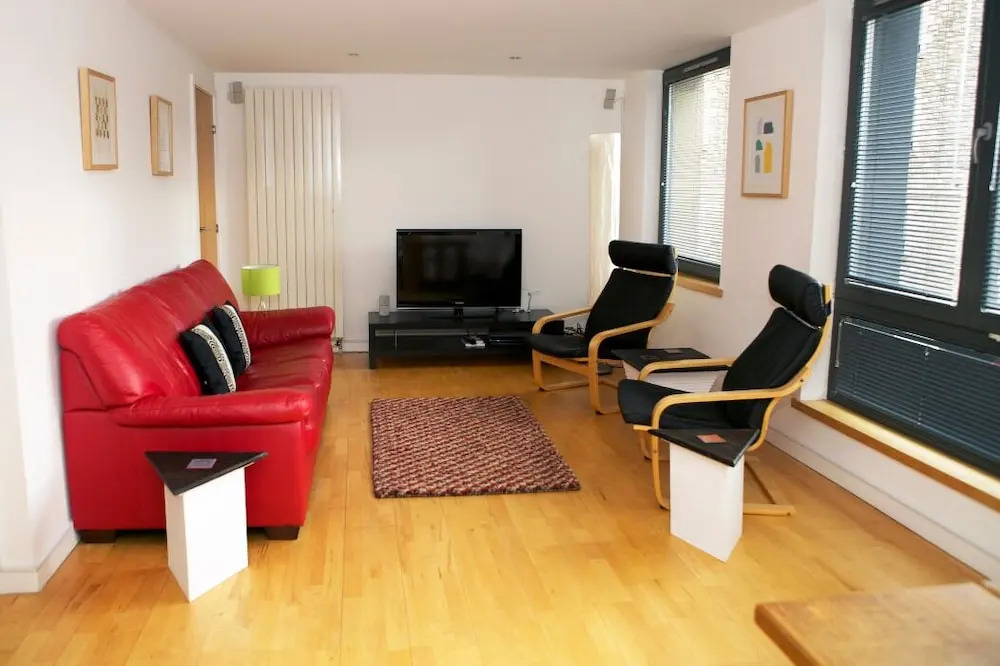Smart 3 bedroomed flat with parking