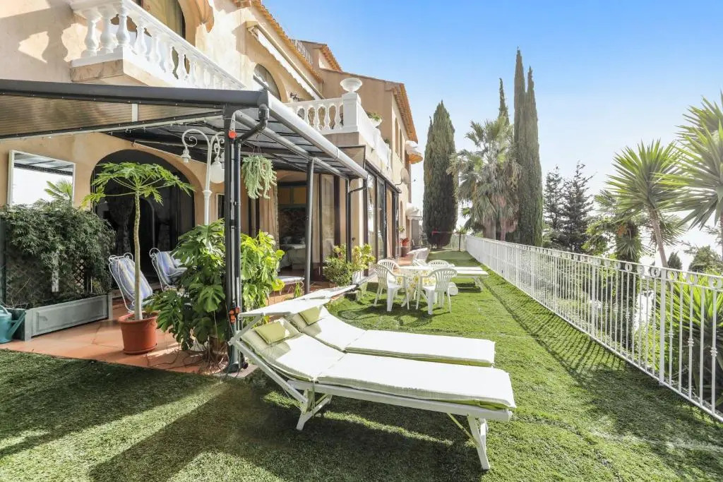 Studio en bord de mer à Menton avec piscine privée 80 m²
