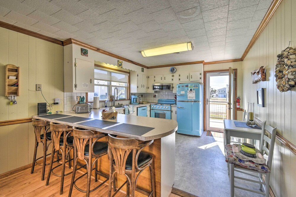 Nags Head Cottage: Screened Porch, Walk to Beach!