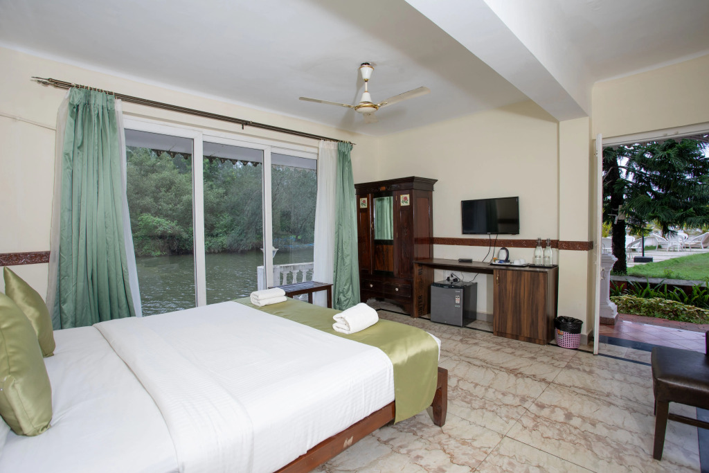 Stone Wood Riverfront Resort, Siolim