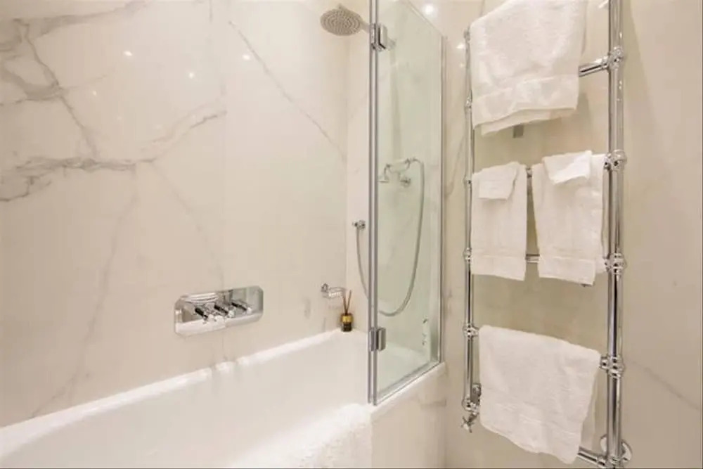 Luxurious 1BR Period Property in Kensington