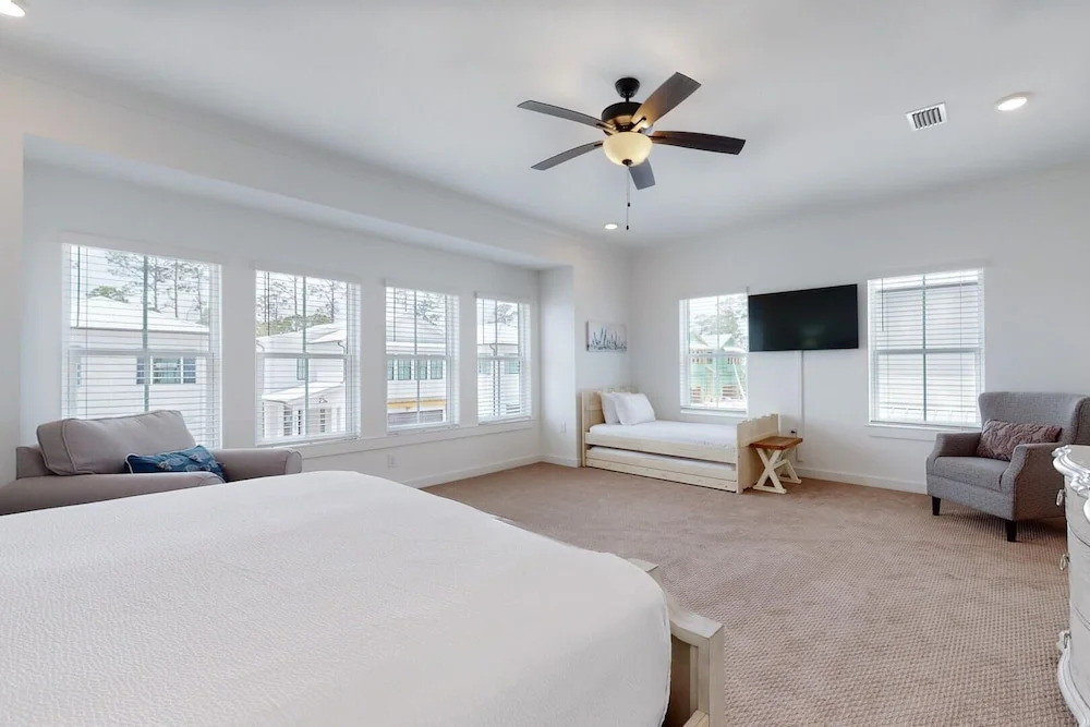 Stunning 3br/2.5ba, Pet Friendly, Sleeps 12