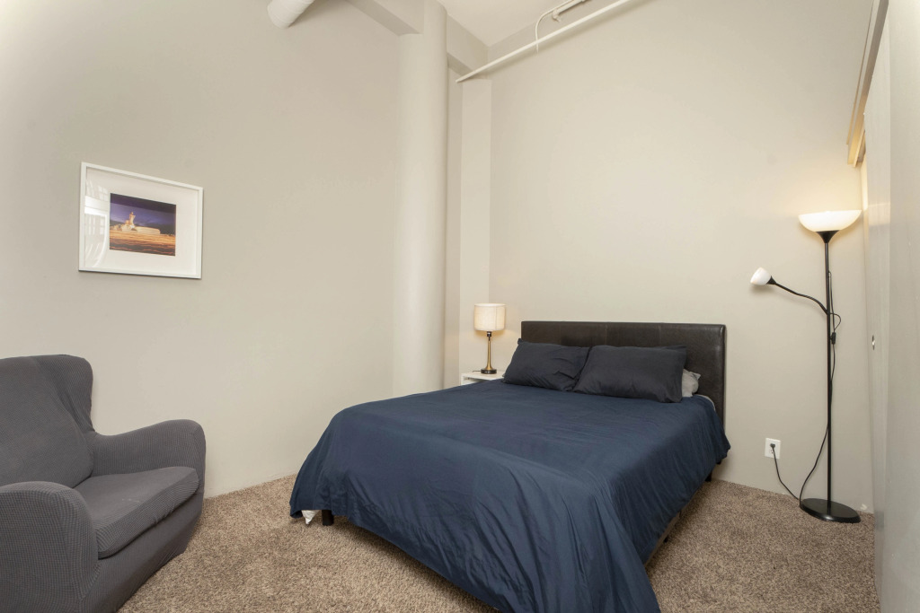 Bright and airy downtown loft! Great wifi!