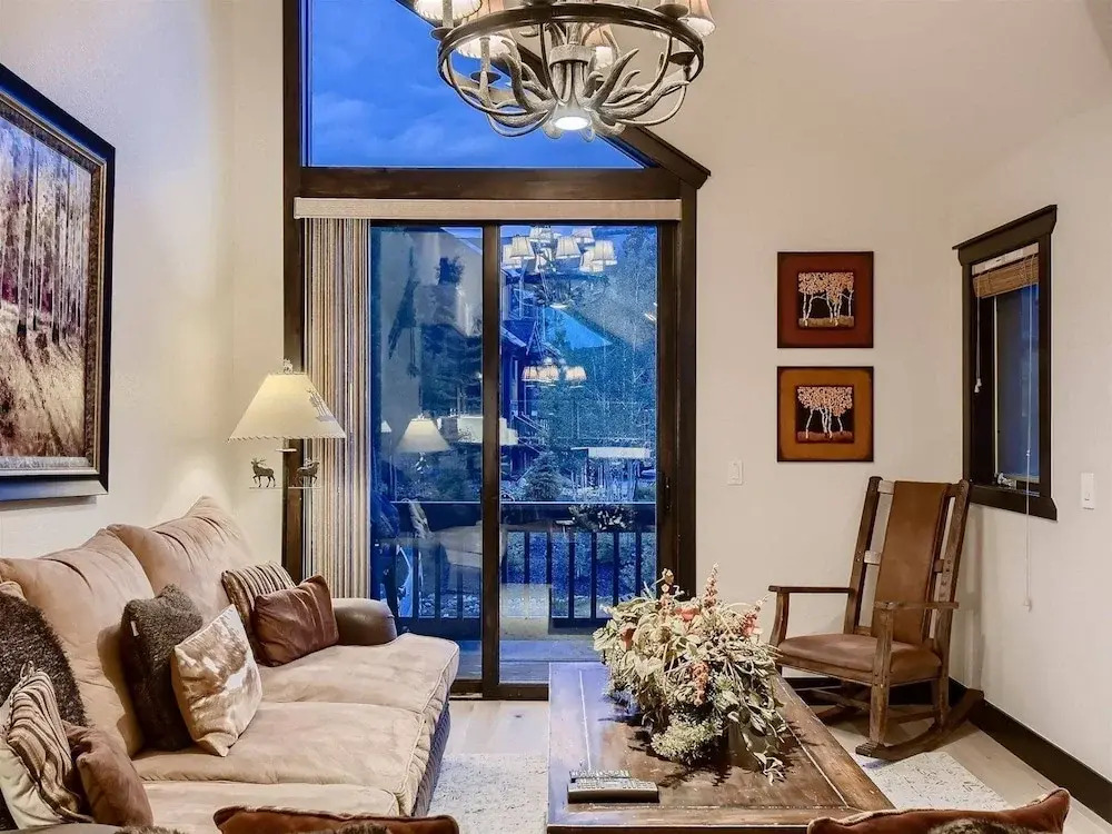 Luxury Ski in, Ski out 3 Bedroom Townhome at the Snowflake Lift - Saddlewood Townhomes