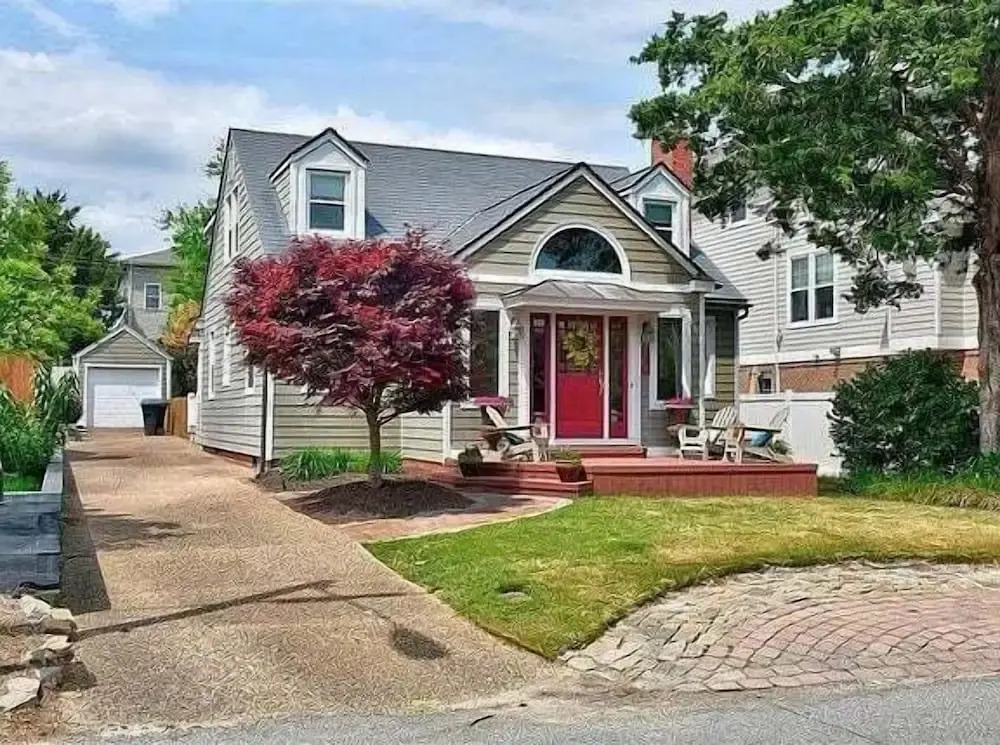 Charming 3 BR North End Beach Cottage One Block to the Beach Private Parking Private Backyard 1478