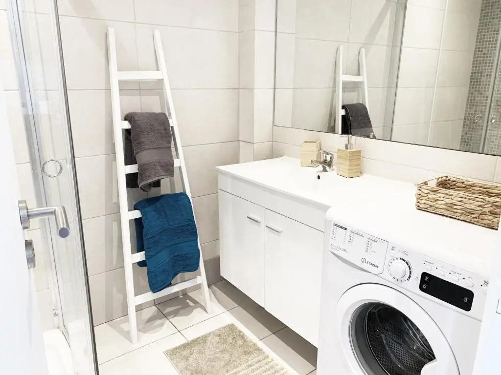 Seaview Studio - 10 Min. Beach, Private Condo, Pool, Grill & Free Parking