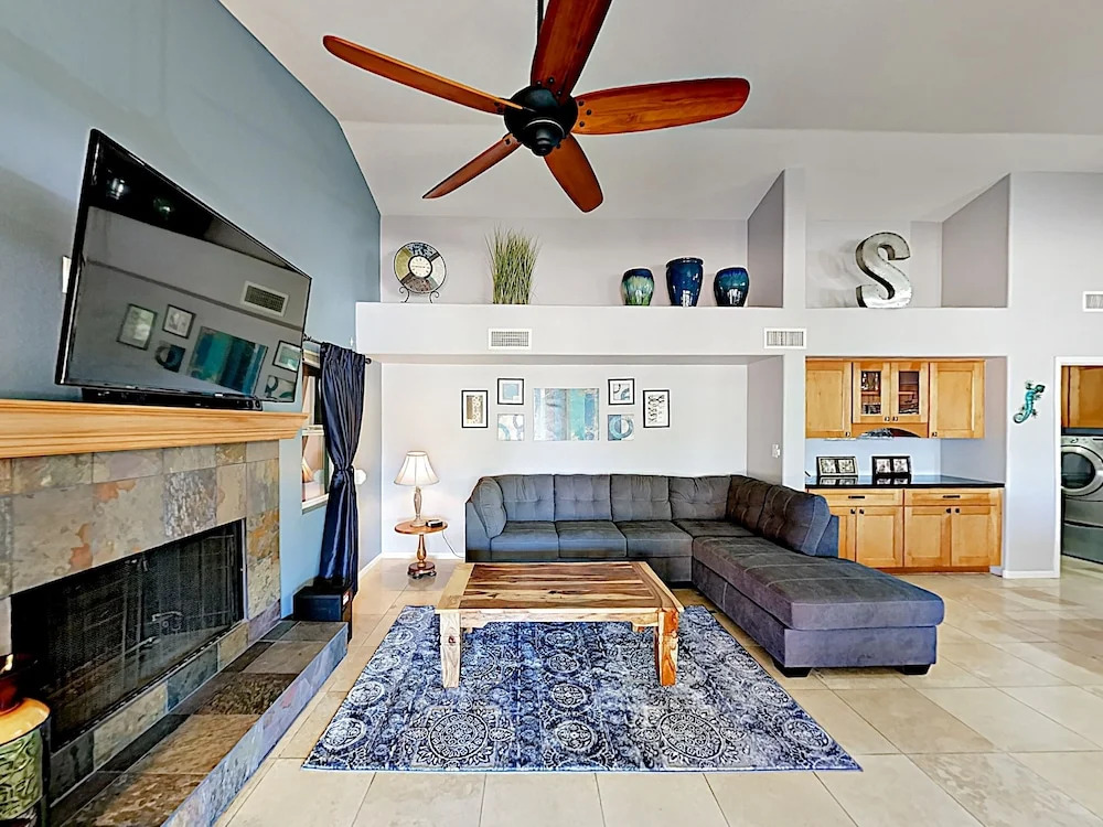 747 Phoenix - 4 Br Home