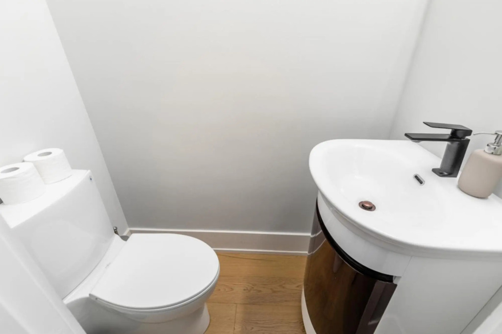 Newly renovated 4 Bed 3 Bath House in DT Toronto