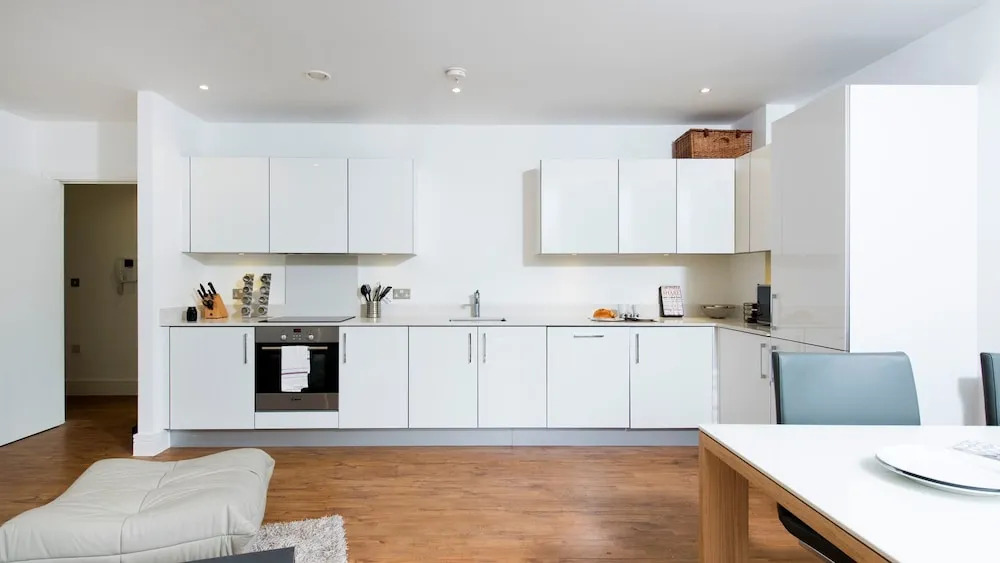 Bright Stylish 2BR across from Victoria Park