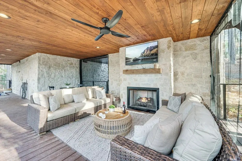 Luxury Broken Bow Cabin w/ Hot Tub on 3 Acres!