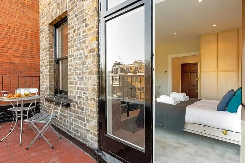 CAPITAL Sloane Street Studio with Balcony