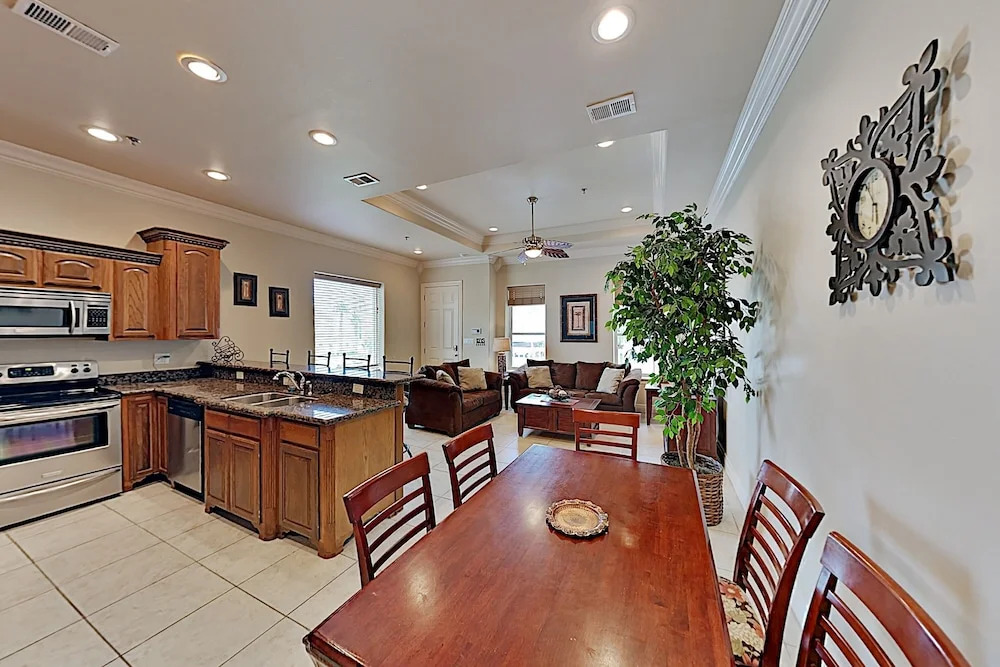 Prime Island Escape W/ Pool - Steps To The Sand! 2 Bedroom Condo
