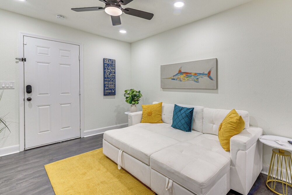 2 Mi to Galveston Beach: Apt w/ Shared Patio