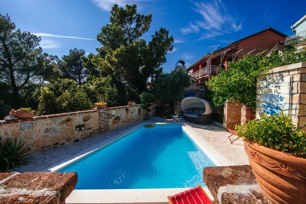 Poolicluded Holiday House Halic