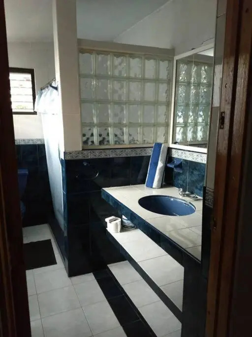 Habitación independiente a pie del lago con AC