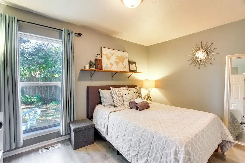 Pet-friendly Home w/ Yard, 2 Mi to Autzen Stadium
