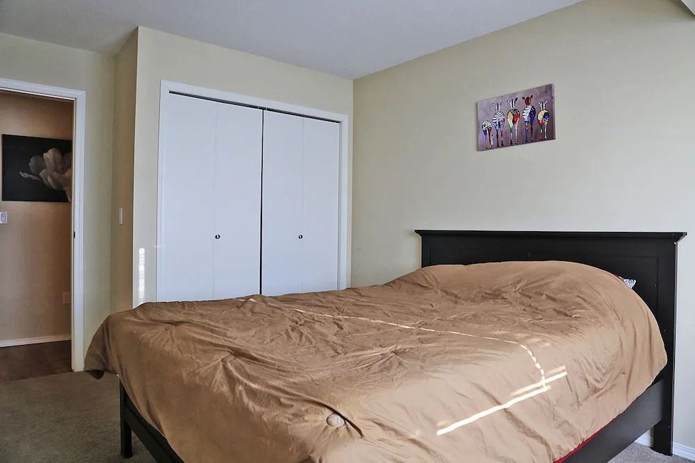 Vibrant Flat 10 min drive downtown