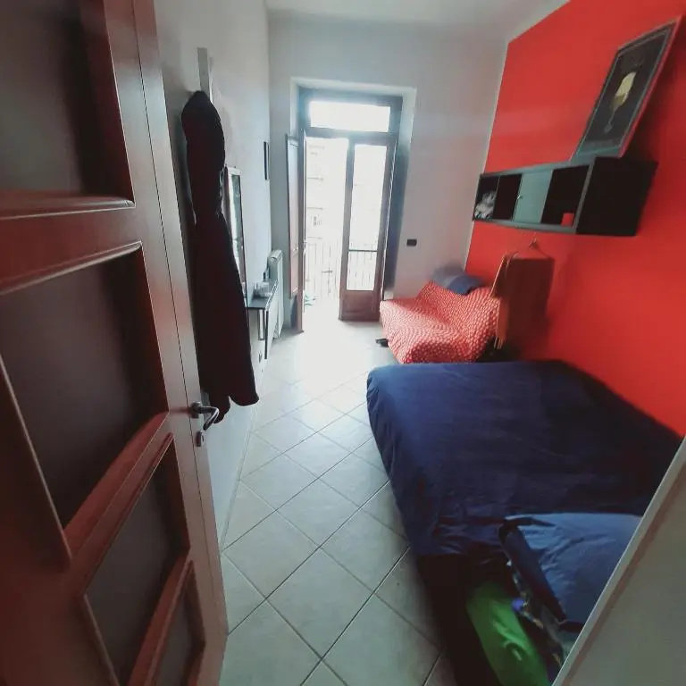 Cozy ROOM STANZA close city center in a family House Stanza in appartamento condiviso noi viviamo in casa STANZA in affitto