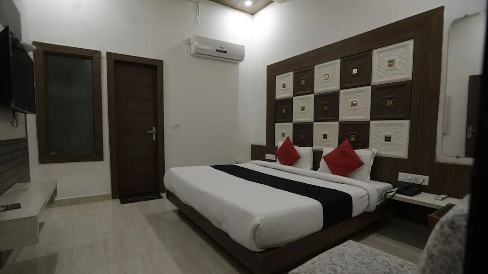 OYO 77326 Hotel Royal View