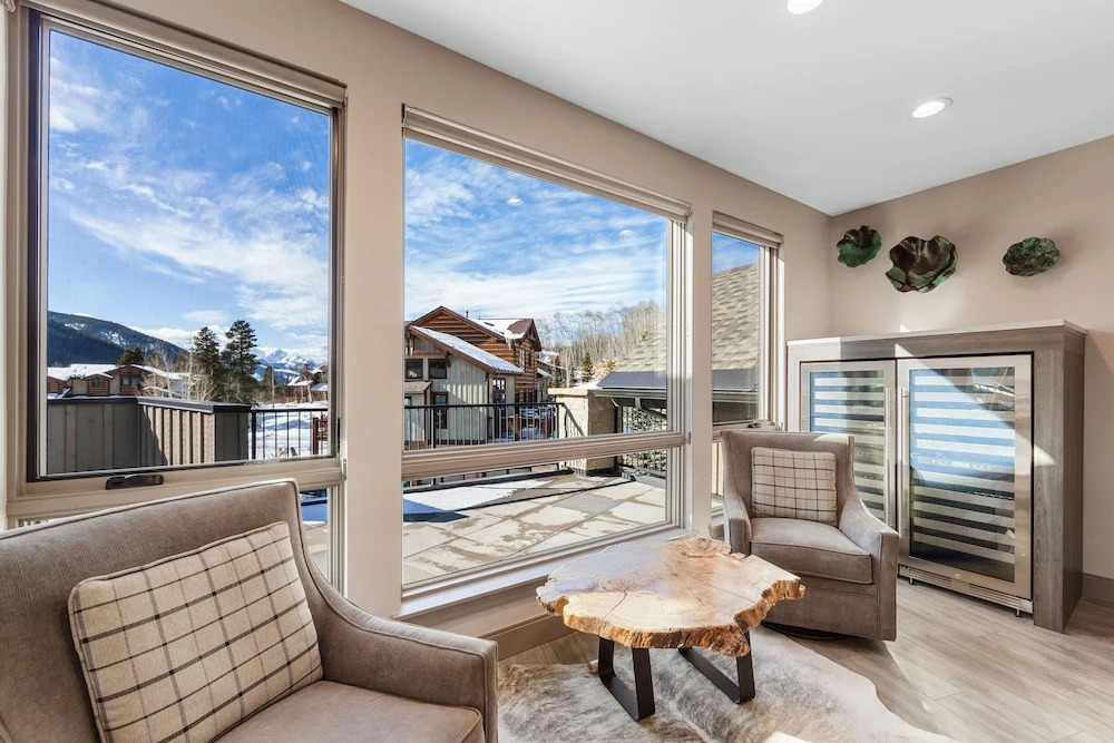 200 Caravelle Drive
