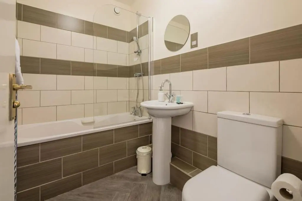 City Centre Location - Over Looking Parkers Piece! Private Entrance