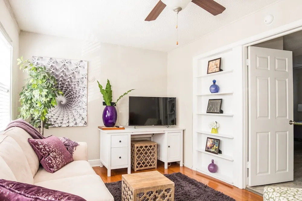 1 BR with Parking next to Bay and Shopping by Frontdesk