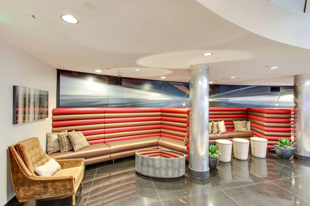 Wilshire La Brea Apartments