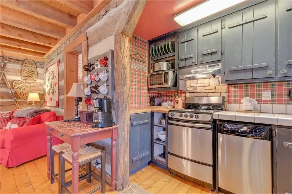 Blessed Beyond Measure, 2 Bedrooms, Hot Tub, WiFi, Pool Table, Sleeps 7