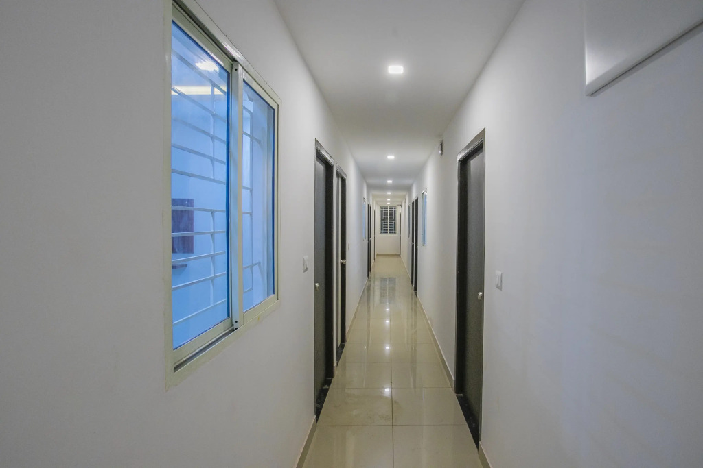 Hotel O Varcity Phi Premium Pavilion ,Above HDFC Bank ,Near Anjaneya Temple Madiwala, Hosur Main r
