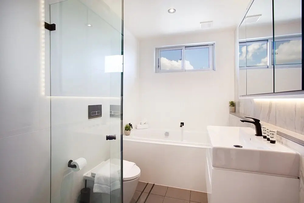 Perfect Located 2-bed With Spacious Balcony & BBQ