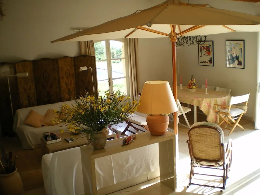 Sunny holiday home in Provence with pool