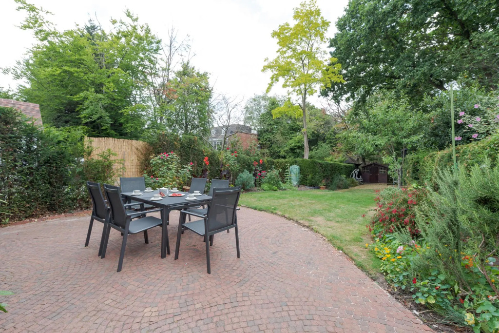 Cottage With a Garden in Golders Green by Underthedoormat