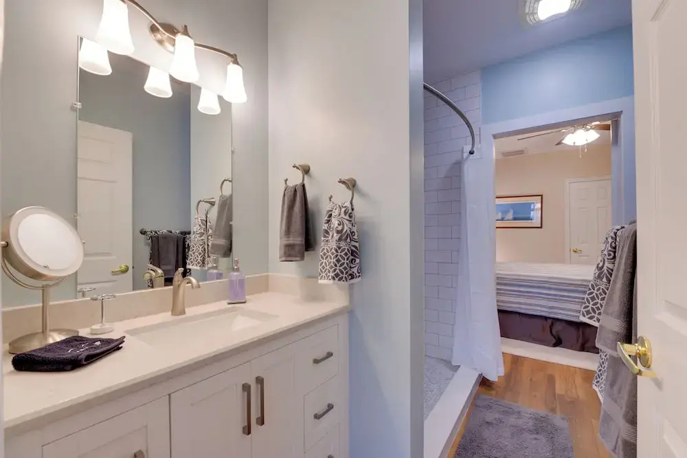 Resort Amenities & Beach Access: Huddleston Condo